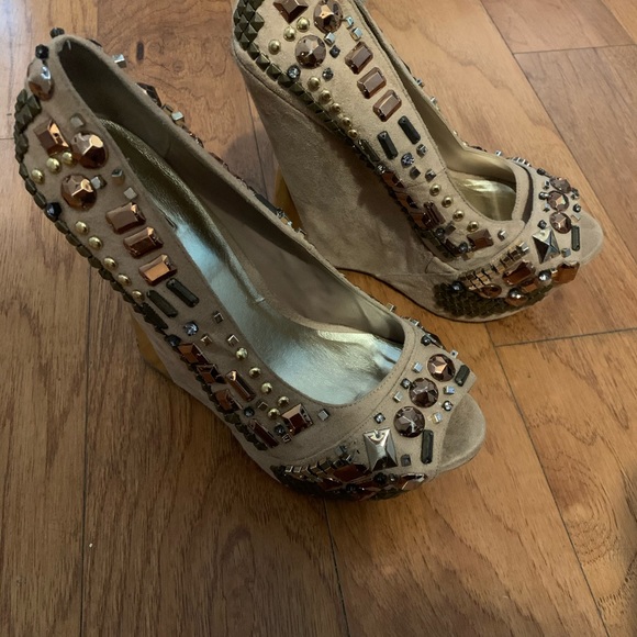 Pink suede and jeweled peep toe wedges - Picture 5 of 7